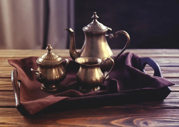 Старый чайный сервиз на лотке — стоковое фото