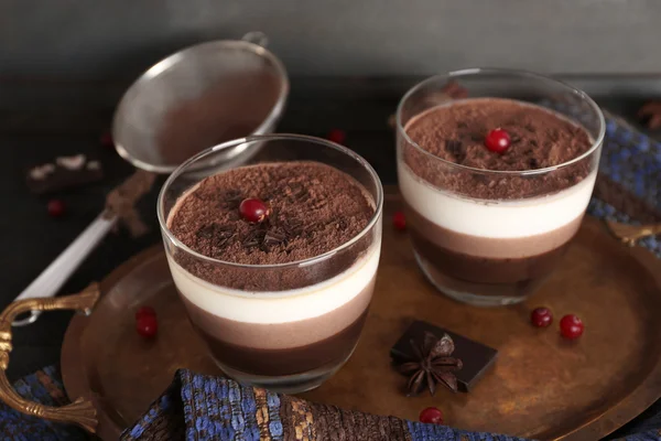Lahodný dezert čokoládový prášek a jeřáb ve skle — Stock fotografie