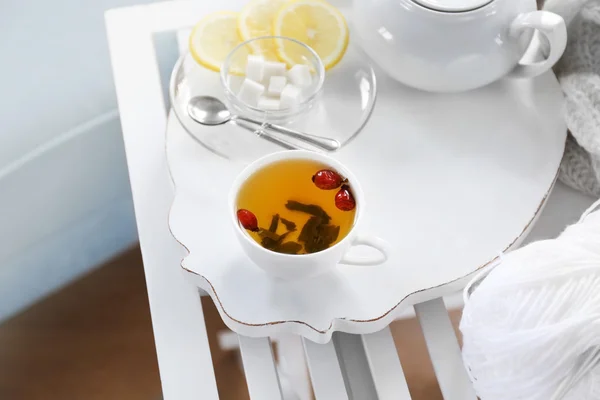 Fehér tea-set, egy fa tálcán a táblázat — Stock Fotó