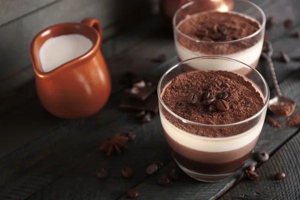 Delicioso postre con chocolate en polvo y granos de café en vidrio —  Fotos de Stock
