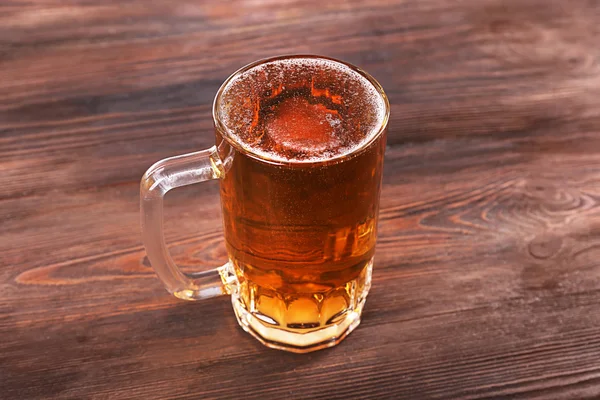 Glas Bier auf Holzgrund — Stockfoto