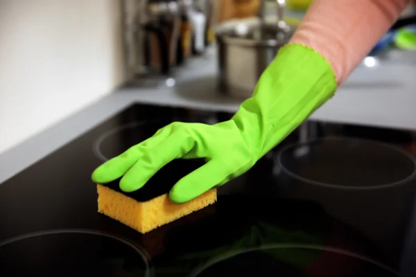 Menschliche Hand wäscht elektrisches Kochfeld — Stockfoto