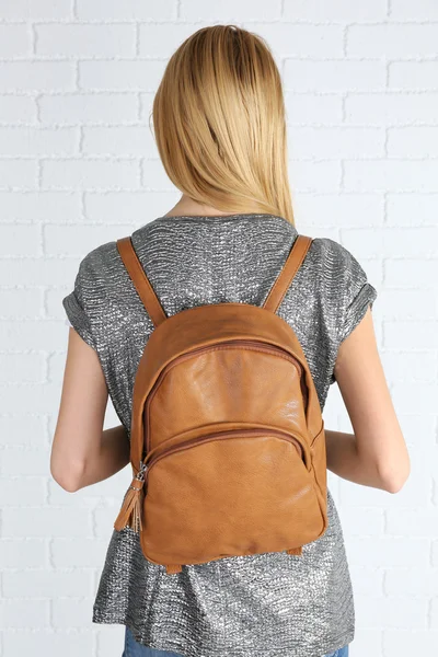 kahverengi deri sırt çantası  