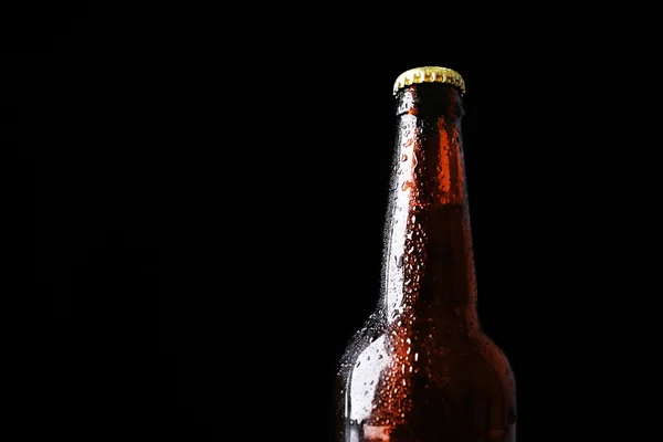 Garrafa de vidro de cerveja no fundo preto — Fotografia de Stock