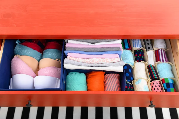 Złożone ubrania, komoda z szufladami — Zdjęcie stockowe