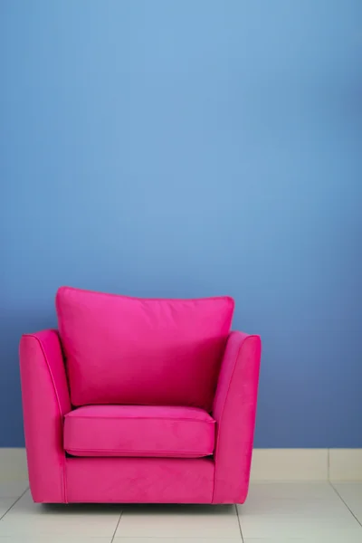 青い壁の快適なアームチェア — ストック写真