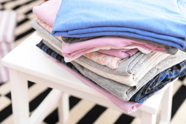Montón de ropa doblada — Foto de Stock