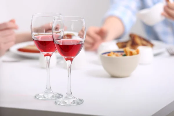 Cena con bicchieri di vino — Foto Stock