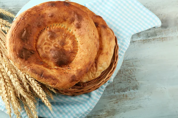 Peçete ahşap arka plan üzerinde düz ekmek ve buğday kulaklara — Stok fotoğraf