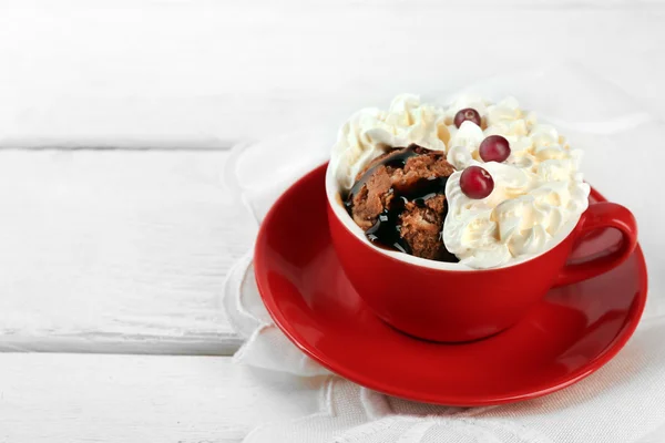Bolo de caneca de chocolate com creme e cranberry em um guardanapo branco — Fotografia de Stock