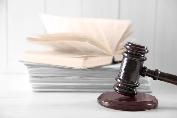 Gavel with open book — Stock Photo, Image