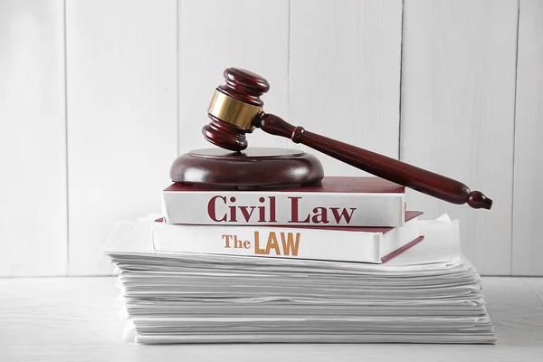 Gavel on stack of paper and books — Stock Photo, Image