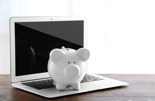 Banco porquinho com laptop — Fotografia de Stock