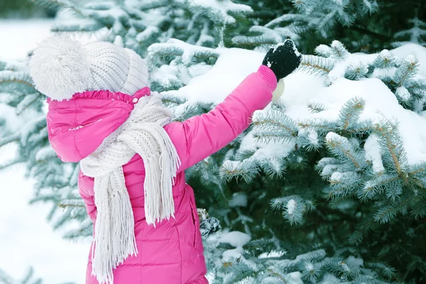 Petite fille avec des vêtements d'hiver — Photo