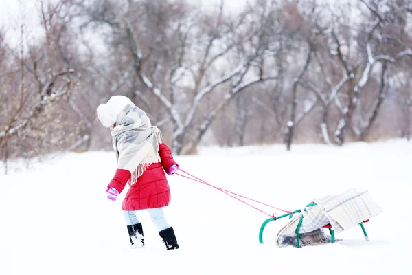 Μικρό κορίτσι με χειμωνιάτικα ρούχα — Φωτογραφία Αρχείου