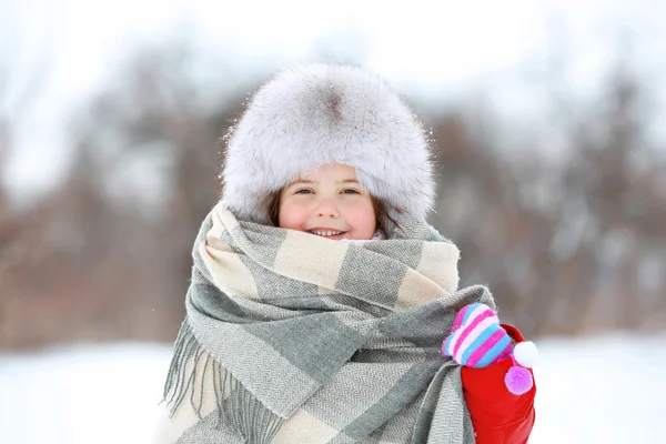 Bambina Con Cappello Pelliccia Stola Nel Parco Invernale All Aperto — Foto Stock
