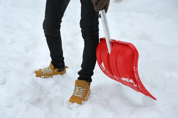 Hombre quitando nieve —  Fotos de Stock