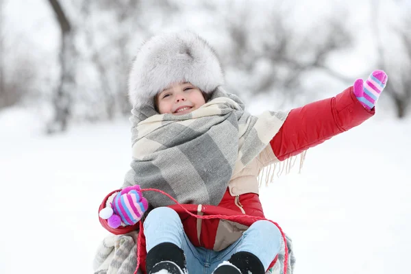 Bambina con vestiti invernali — Foto Stock