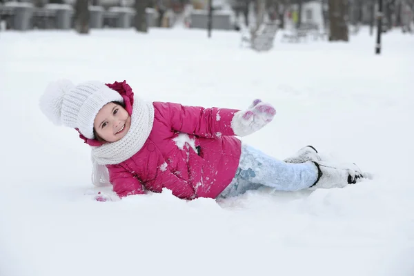 Kleines Mädchen mit Winterkleidung — Stockfoto