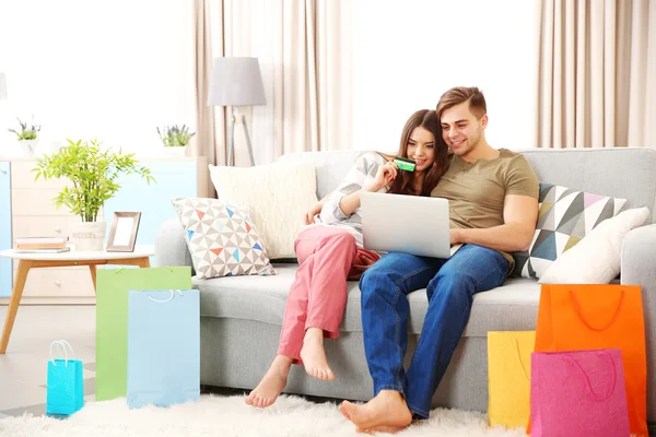 Casal jovem fazendo compras online — Fotografia de Stock