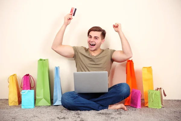Jeune homme faisant des achats en ligne — Photo