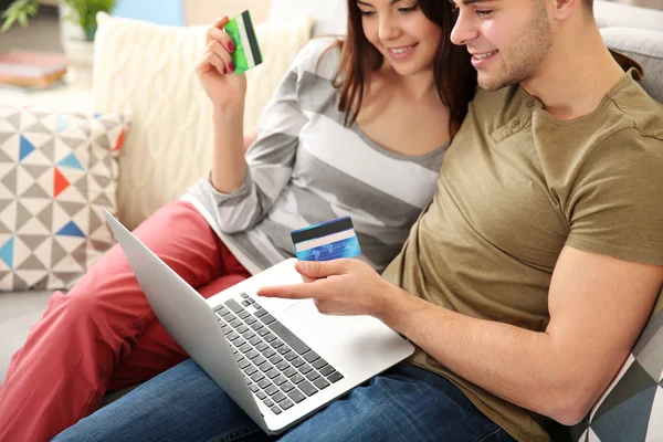 Casal jovem fazendo compras online — Fotografia de Stock