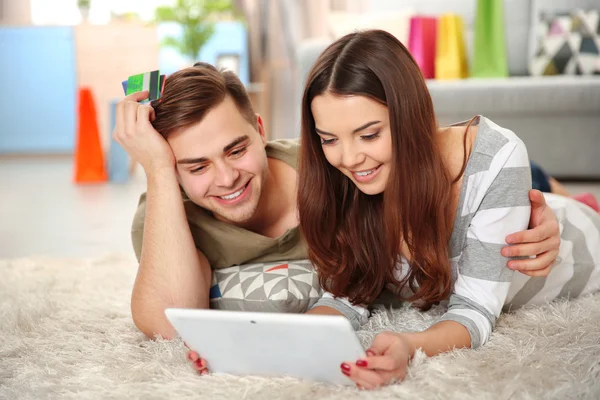 Pareja joven haciendo compras en línea —  Fotos de Stock