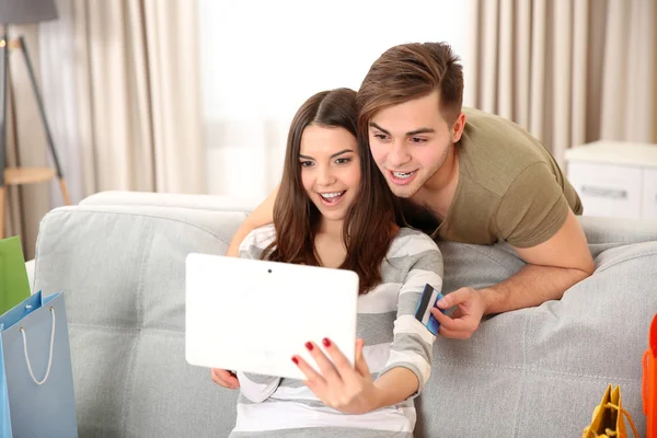 Молодая пара делает онлайн покупки — стоковое фото