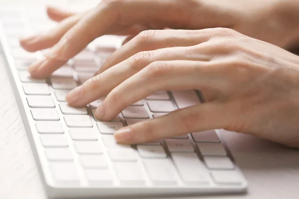 Mãos femininas usando teclado — Fotografia de Stock