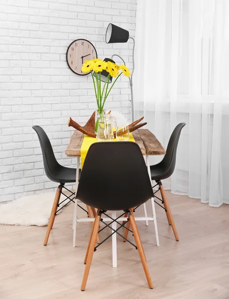 Interno con tavolo e sedie — Foto Stock