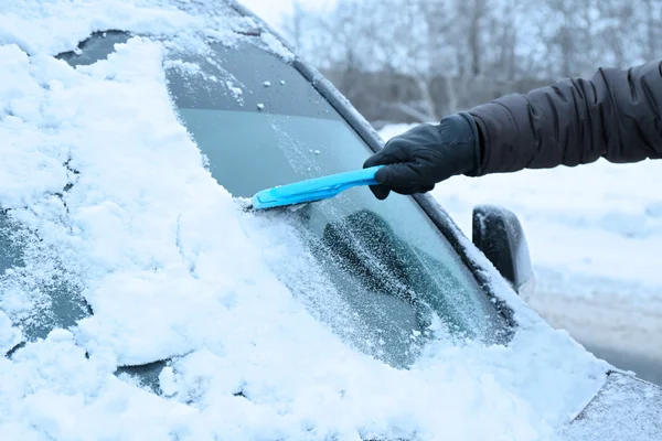 Kar araba ön cam kaldırma