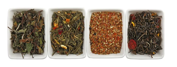 Variedad de hojas de té, aisladas en blanco — Foto de Stock