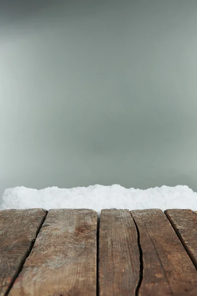 Oude houten planken met sneeuw — Stockfoto