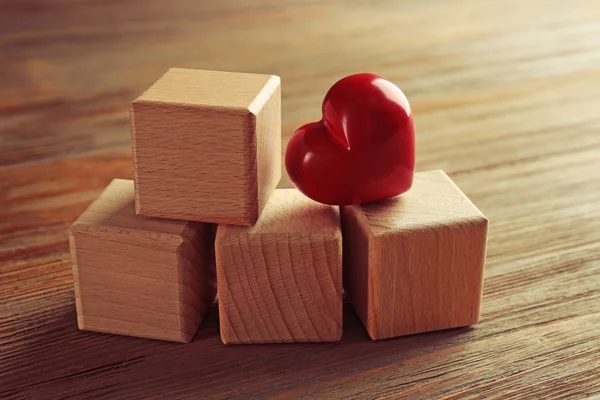 Cubi di legno con cuore rosso — Foto Stock