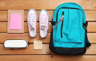 Sırt çantası ve okul malzemeleri