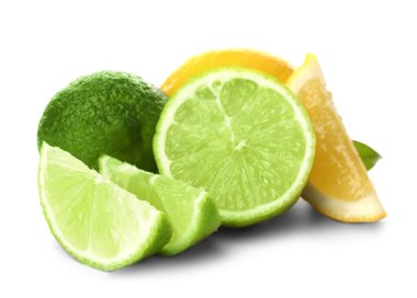 Olgun kireç ve limon dilimleri üzerinde beyaz izole ile