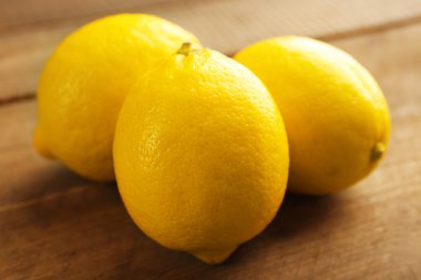 Ahşap arka planda taze limonlar