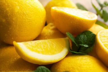 Yeşil yaprakları closeup ile taze limon