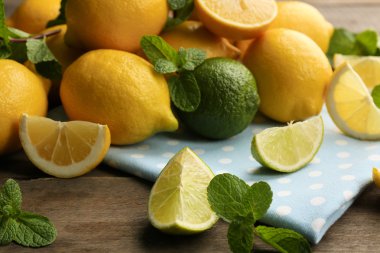 Dilim taze limon ve kireç mavi peçete portre üzerinde