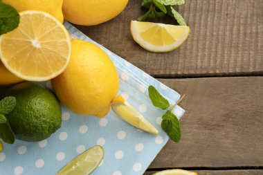 Dilim taze limon ve kireç üzerinde mavi peçete, üstten görünüm