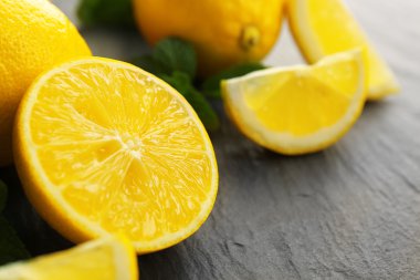 Tablo portre üzerinde yeşil yaprakları ile taze limon dilimleri