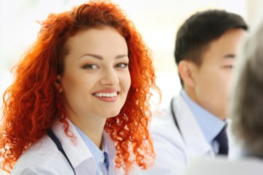 Ofiste gülümseyen doktor portresi