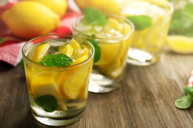 Limonata, limon ve nane ahşap masa arka planda, closeup bileşimi
