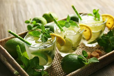 Mojito içmek kireç, limon ve nane ahşap tablo