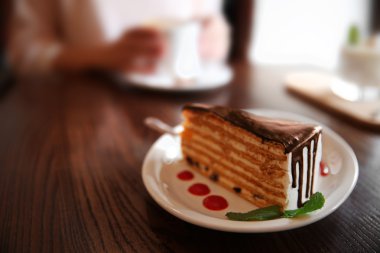 Tablo kafe ya da restoran lezzetli çikolatalı kek 