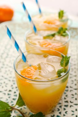 Buz, nane ve mandalina bir beyaz metal tepsi ile taze kokteyller yakın çekim