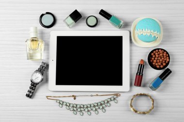 Kadının aksesuarları ile dijital tablet 