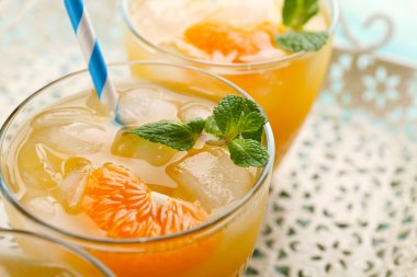 Buz, nane ve mandalina bir beyaz metal tepsi ile taze kokteyller yakın çekim