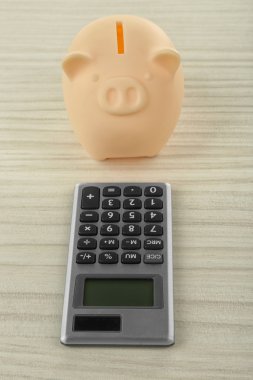Hesap makinesi ile bej kumbara 