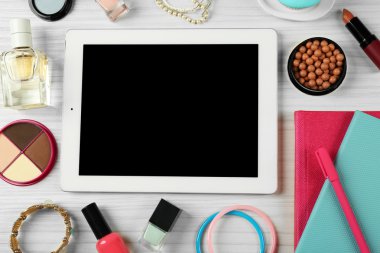 Kadının aksesuarları ile dijital tablet 